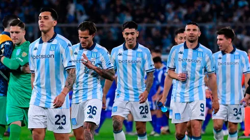 El plantel de Racing se retira del campo de juego.