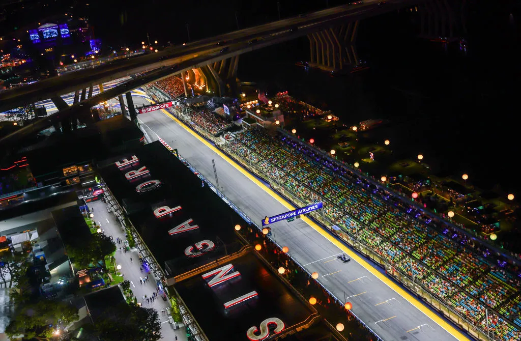 Miles de proyectores de luz iluminan el callejero de Marina Bay. (Getty)