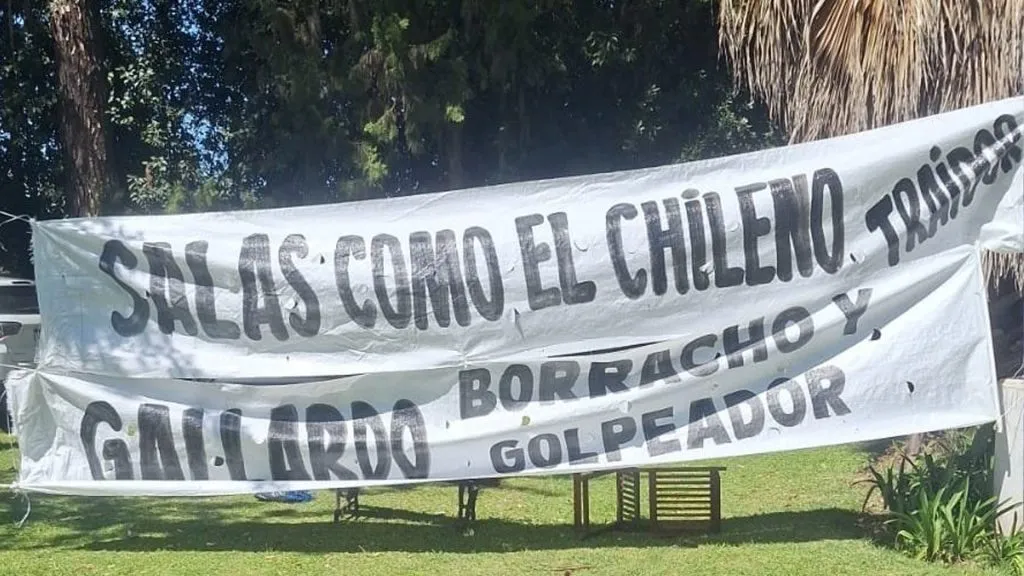 Los hinchas de Racing le dedicaron dos pasacalles a Marcelo Gallardo y Maximiliano Salas.