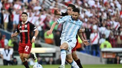 Maravilla Martínez y Lucas Martínez Quarta disputan el balón.