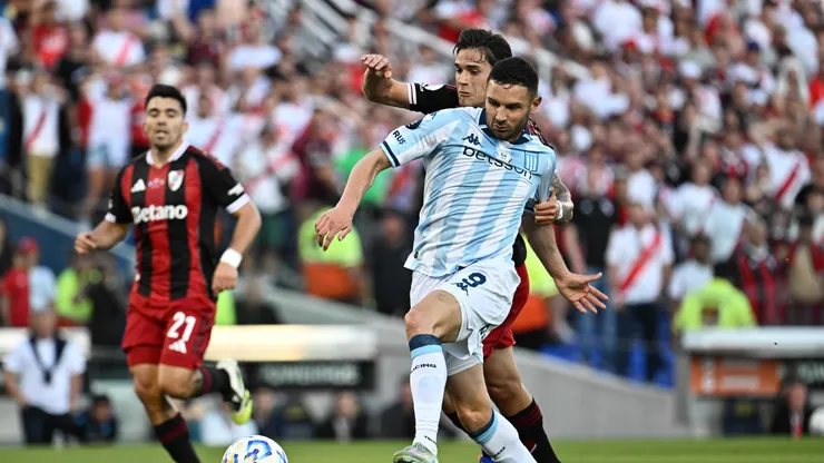Maravilla Martínez y Lucas Martínez Quarta disputan el balón.