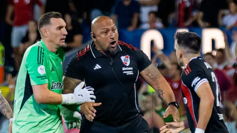 Marcos Acuña discute con el miembro de seguridad del plantel de River.