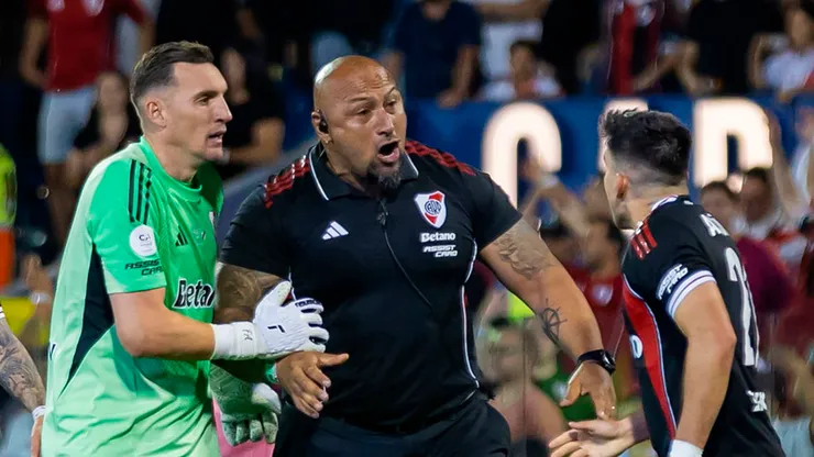Marcos Acuña discute con el miembro de seguridad del plantel de River.