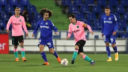 Messi escapando de la marca de Cucurella en un Barcelona vs. Getafe en 2020.