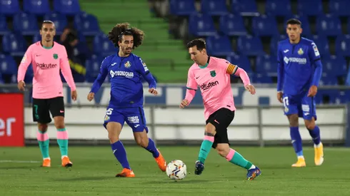 Messi escapando de la marca de Cucurella en un Barcelona vs. Getafe en 2020.