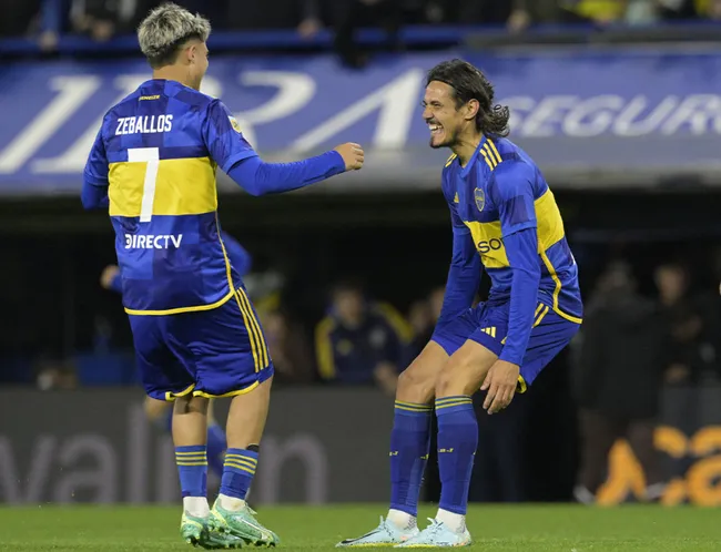 Exequiel Zeballos y Edinson Cavani, delanteros de Boca Juniors.