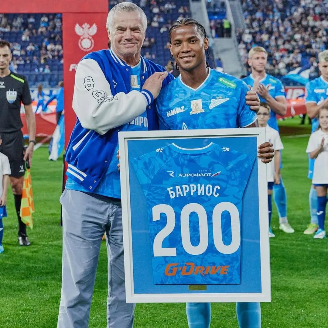 Barrios junto con la plaqueta en homenaje a los 200 partidos disputados con el Zenit (@wilkpo).