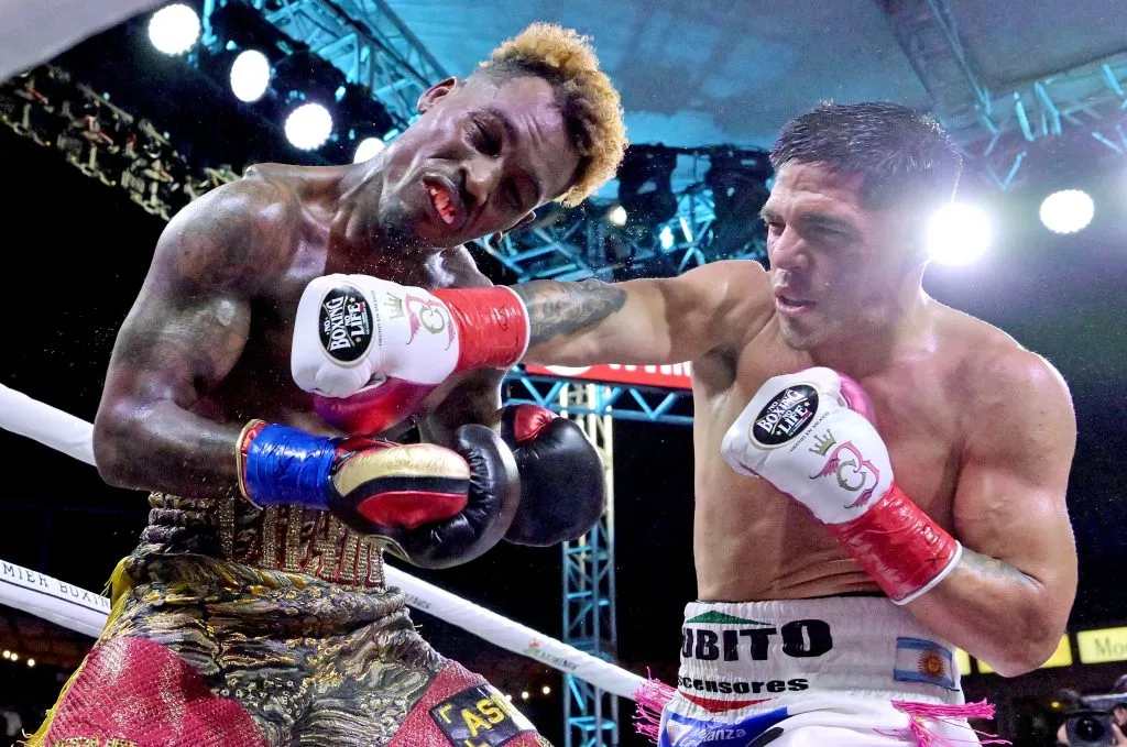 Brian Castaño en acción frente a Jermell Charlo. (Foto de Getty).