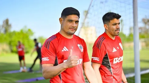 Maxi Salas y Marcos Acuña durante el entrenamiento del viernes en Cardales. (Foto de River en X).