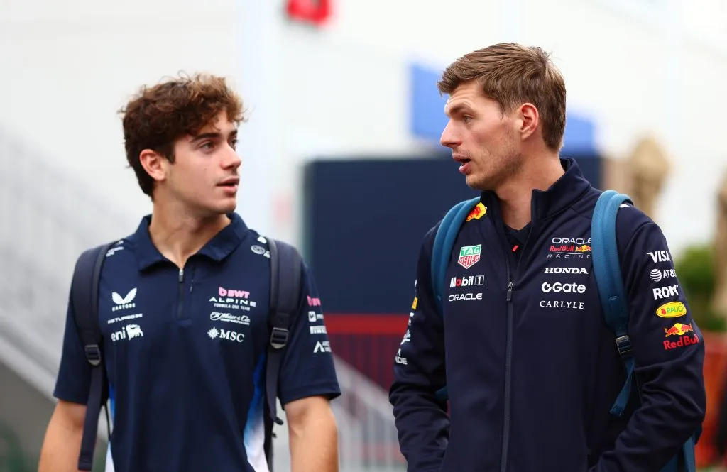 Colapinto junto con Verstappen en el paddock de Singapur (Getty)