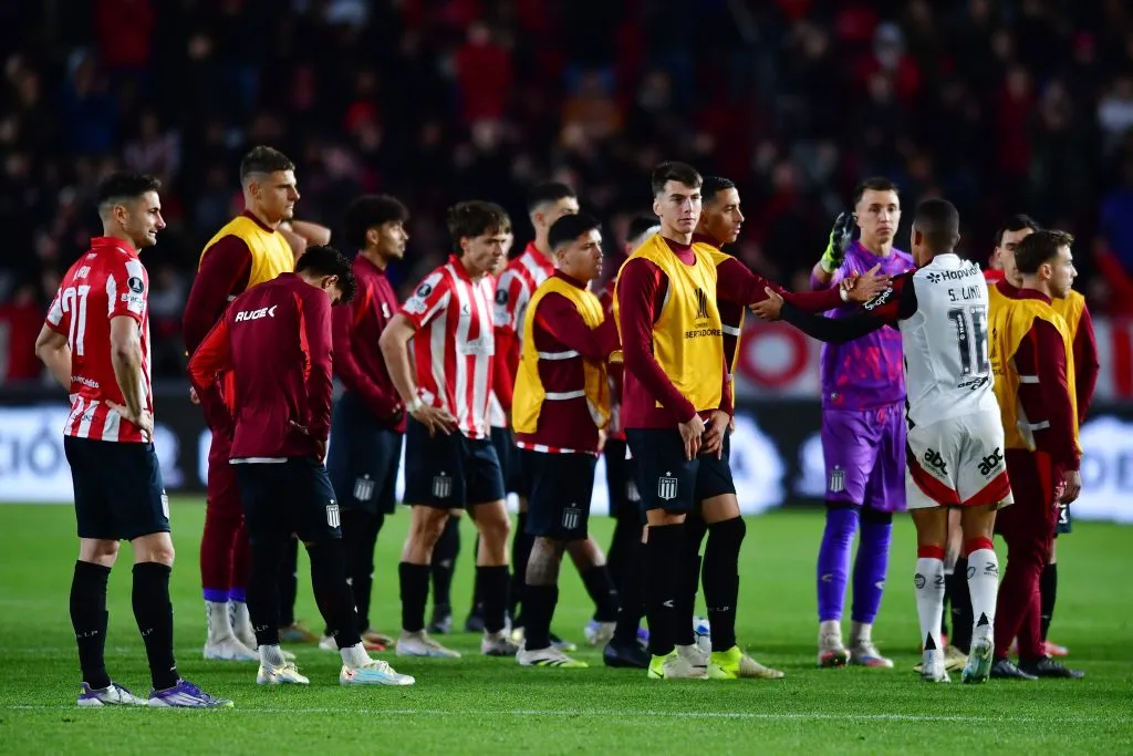 Los jugadores de Estudiante de La Plata tras quedar eliminados de la Copa Libertadores 2025 ante Flamengo. (Getty Images)