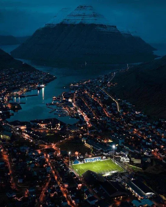 La vista panorámica que combina el estadio de KÍ Klaksvík con el Atlántico (@vsportsTM).
