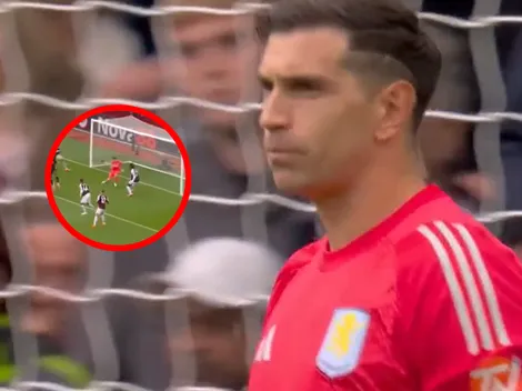 Dibu Martínez se distrajo con un rival, le cabecearon en el área chica y se le escapó entre las piernas