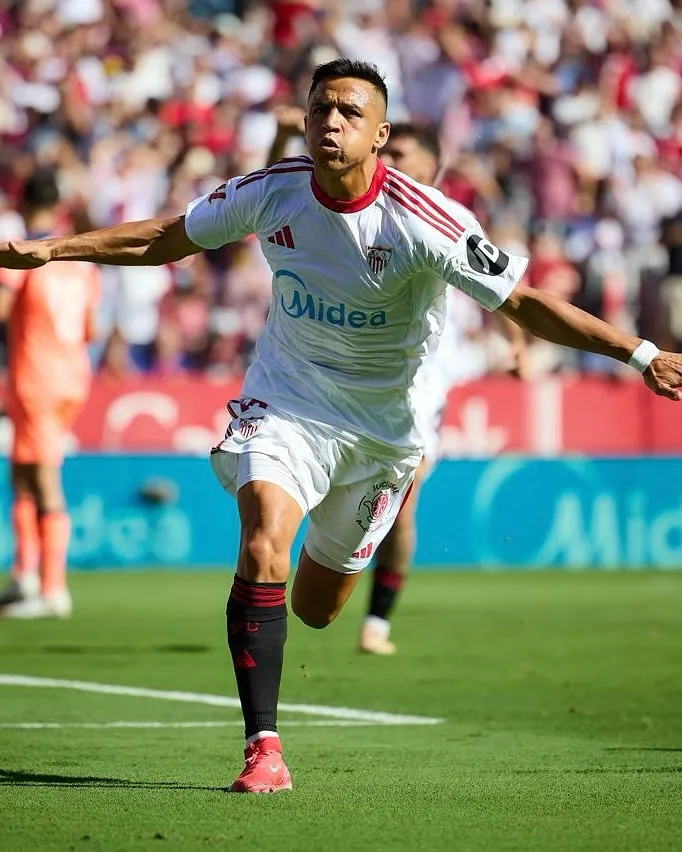 Almeyda llevó a Alexis Sánchez a Sevilla y convirtió ante Barcelona.