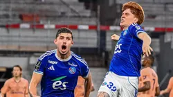 Joaquín Panichelli y el Colo Barco celebran un gol de Racing de Estrasburgo.
