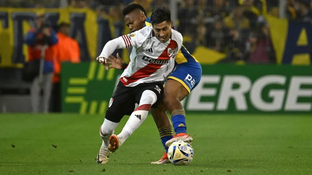 Juan Carlos Portillo disputando una pelota. (Foto: Getty)