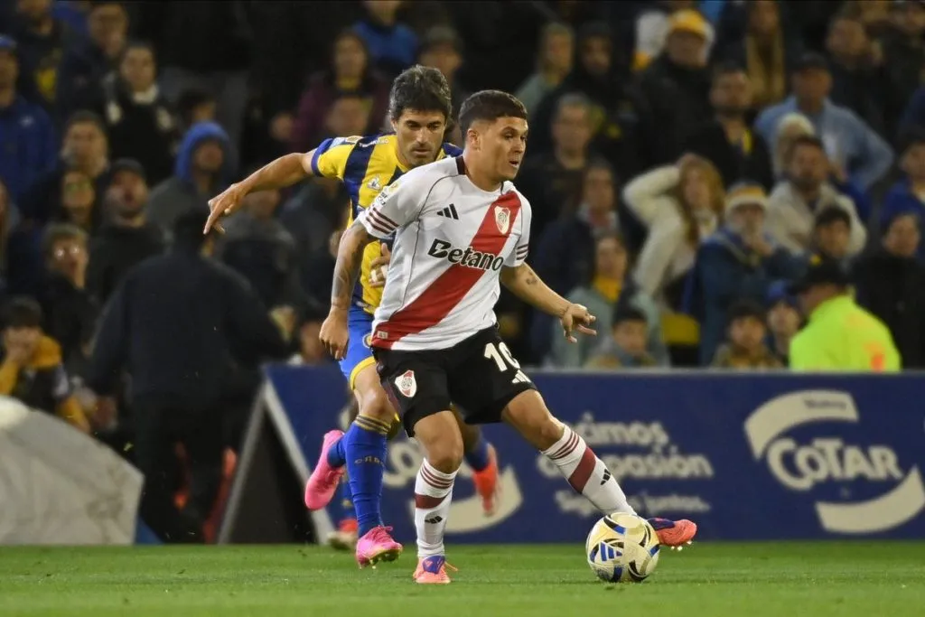 Juan Fernando Quintero con el esférico. (Foto: Prensa River)