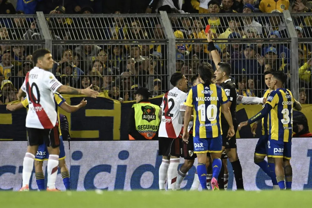 Facundo Tello le mostró la tarjeta roja a Juan Carlos Portillo en el partido entre Rosario Central y River por el Torneo Clausura 2025. (Getty Images)