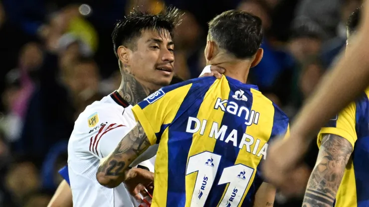 Portillo toma del cuello a Ángel Di María