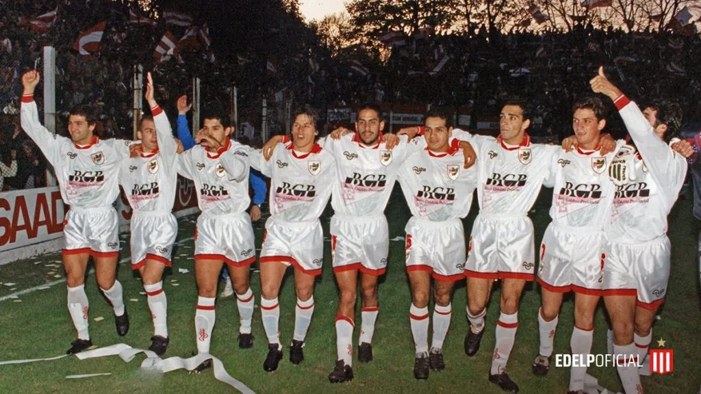El plantel de Estudiantes celebra la vuelta a Primera de la mano de Russo. (Prensa Estudiantes).