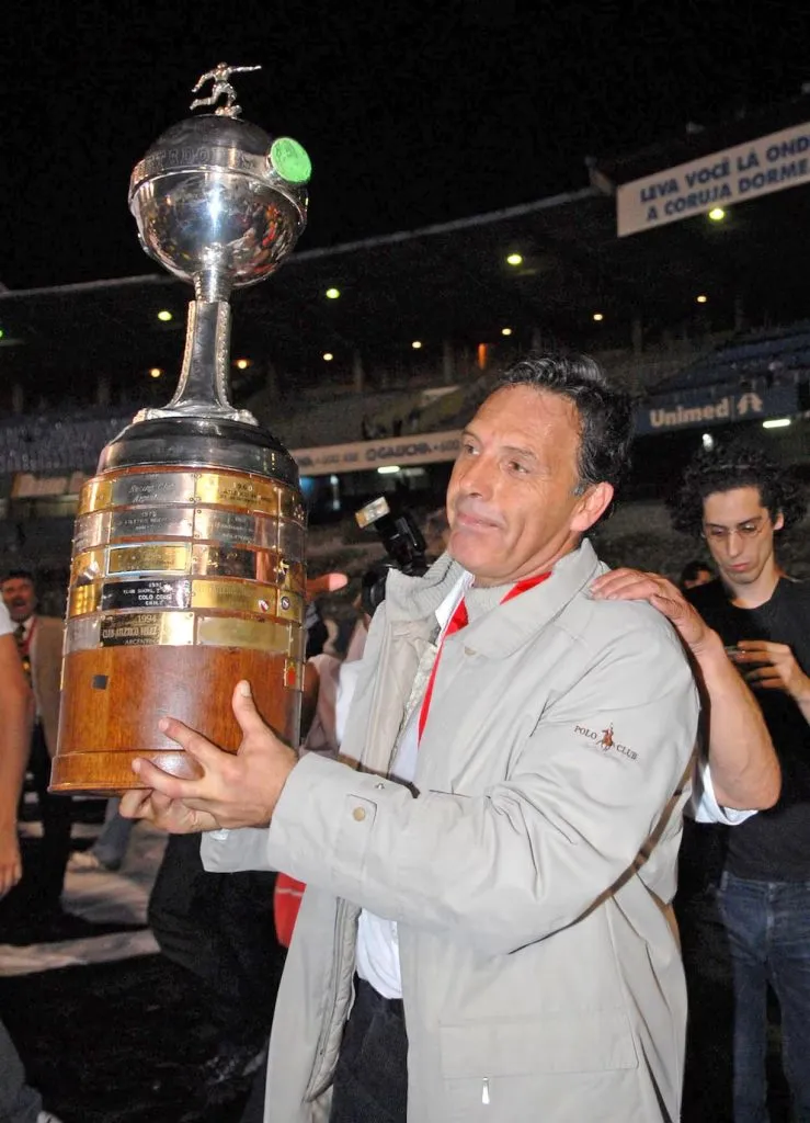 Miguel Ángel Russo levantando la última Copa Libertadores de Boca.
