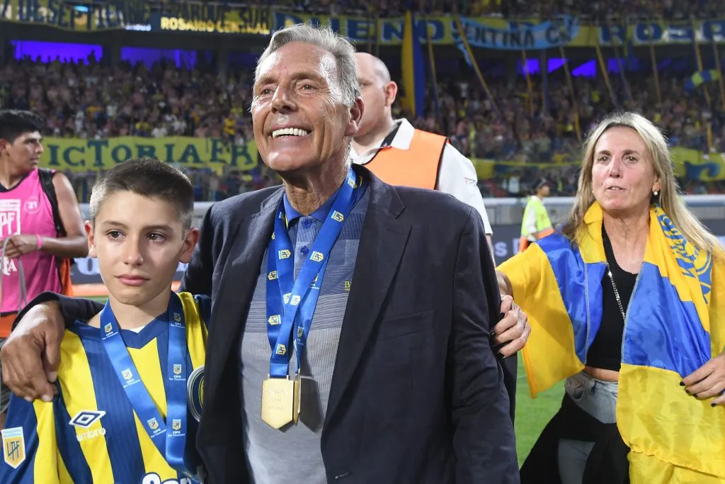 Miguel Ángel Russo festeja el título con Rosario Central junto a su familia. (Getty).
