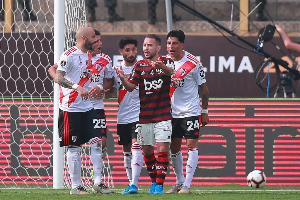 Éverton Ribeiro, rodeado de jugadores de River en la final ante Flamengo por la Copa Libertadores 2019. (Getty Images)