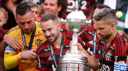 Éverton Ribeiro y Diego, junto a la Copa Libertadores 2019 que Flamengo le ganó a River.