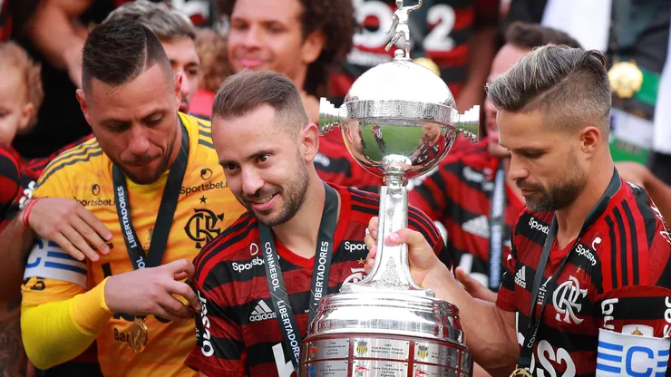 Éverton Ribeiro y Diego, junto a la Copa Libertadores 2019 que Flamengo le ganó a River.
