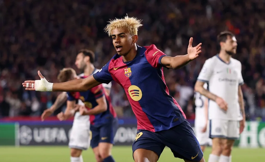 Lamine Yamal tras convertirle un gol a Inter de Milán en la UEFA Champions League 2024/25. (Getty Images)