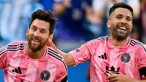 Messi y Jordi Alba celebrando un gol en Inter Miami.