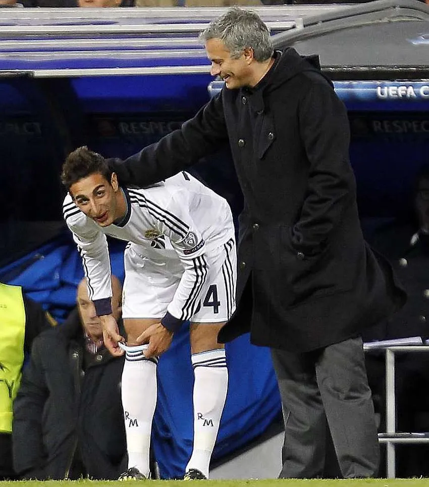 José Rodríguez junto con Mourinho el día de su debut (@josseroodriguez25).