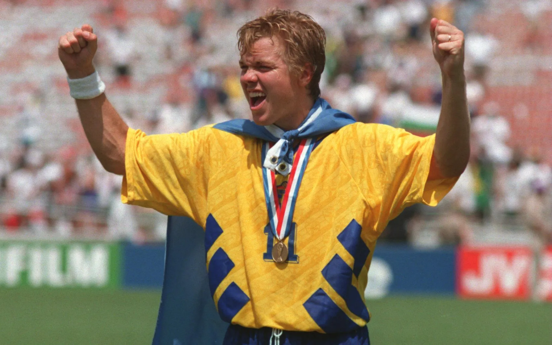Tomas Brolin celebrando el histórico tercer puesto de Suecia en el Mundial de 1994 (Ben Radford/ALLSPORT)