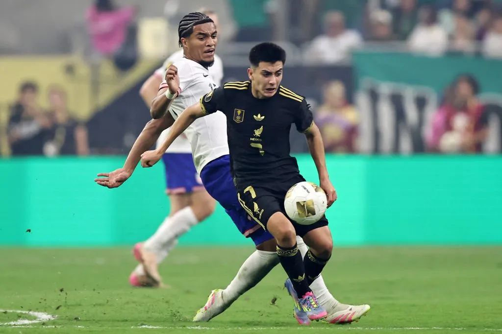 Gilberto Mora enfrentando a Estados Unidos con la selección mayor de México en la Copa Oro (Getty Images).