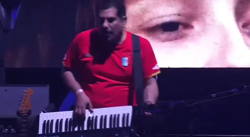 Fernando Mezzina tocó el teclado en el acto de Milei con la camiseta de Deportivo Español. (Foto: Captura de la transmisión oficial).