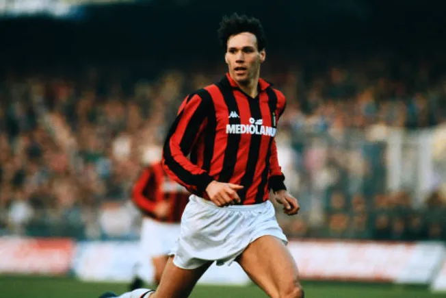 El neerlandés apuntó contra el Milan, que fue el gran equipo de su carrera junto al Ajax.