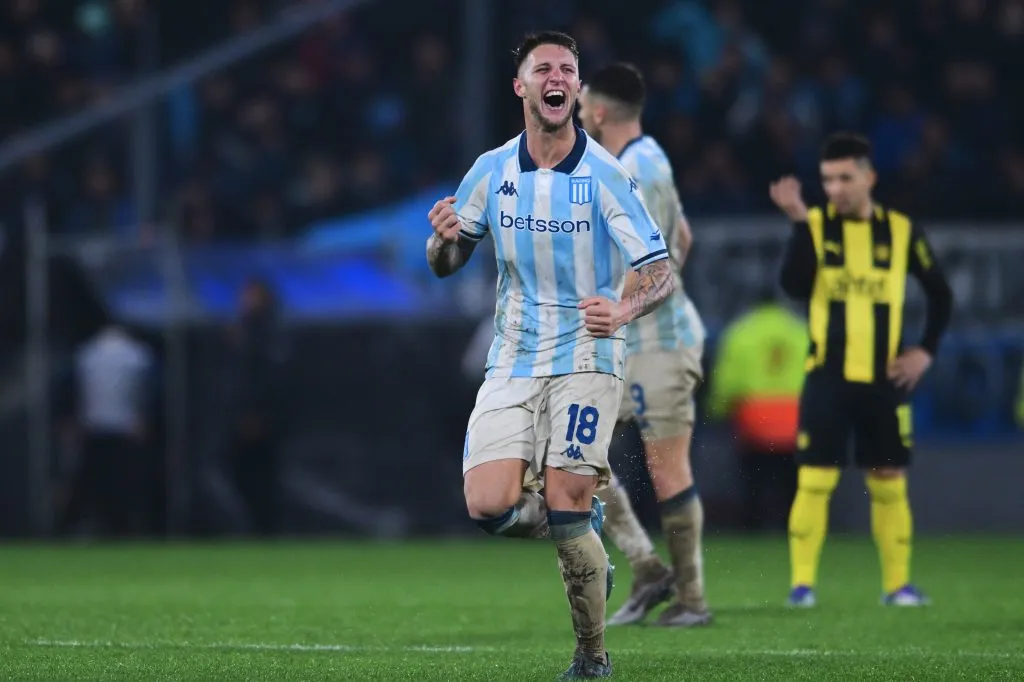 Franco Pardo celebra su gol para que Racing elimine a Peñarol de la Copa Libertadores. (Getty Images)