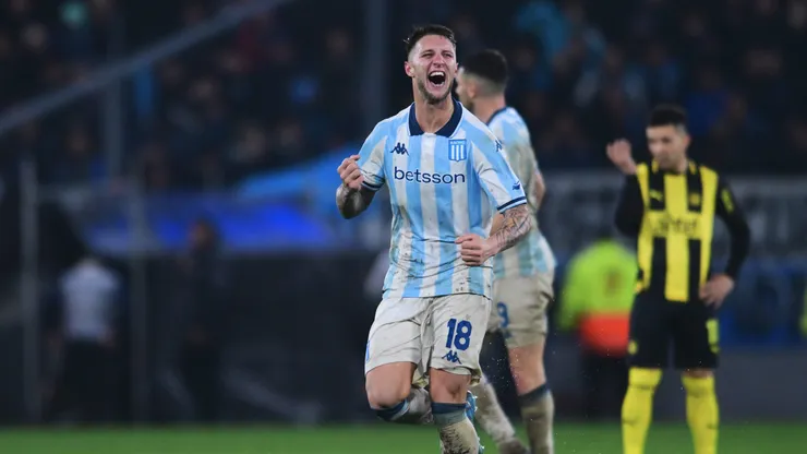 Franco Pardo celebra su gol para que Racing elimine a Peñarol de la Copa Libertadores.
