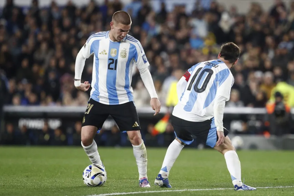 Getty. Franco Mastantuono junto a Lionel Messi en el partido que la Selección Argentina jugó contra Venezuela el pasado 5 de septiembre.