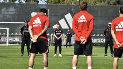 Minuto de silencio en el entrenamiento por la muerte de Miguel Ángel Russo.