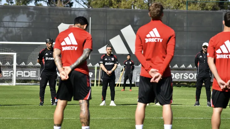 Minuto de silencio en el entrenamiento por la muerte de Miguel Ángel Russo.