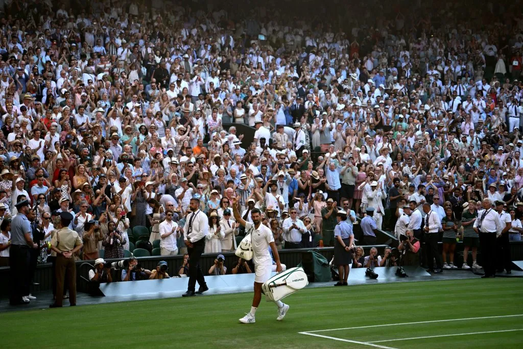 Novak Djokovic durante su despedida de los fanáticos de Wimbledon este año.