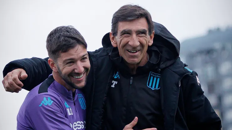 Luciano Vietto y Gustavo Costas en pleno entrenamiento.