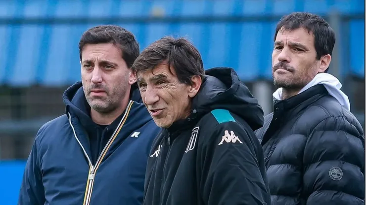 Diego Milito, Gustavo Costas y Sebastián Saja presencian la práctica de Racing.