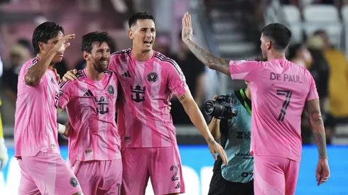 Telasco Segovia, Messi, Allende y De Paul celebran un gol de Inter Miami.