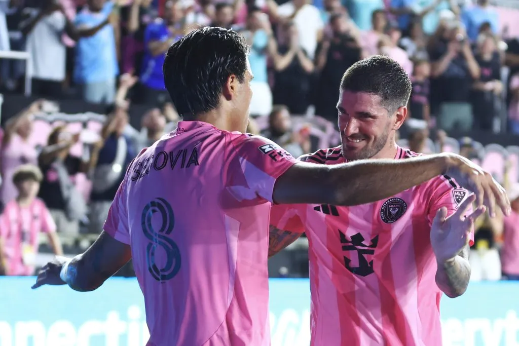 Telasco Segovia festeja con De Paul un gol en el clásico ante Orlando City.