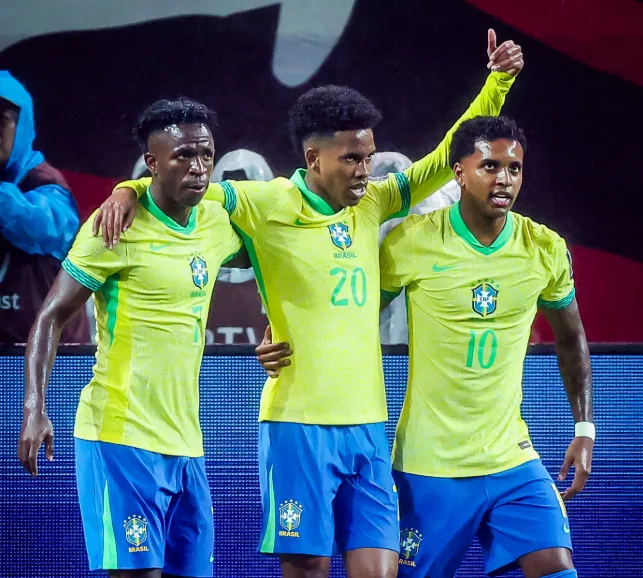 Vinícius Júnior, Estevao y Rodrygo Goes, delanteros de Brasil. (@brfootball en X)