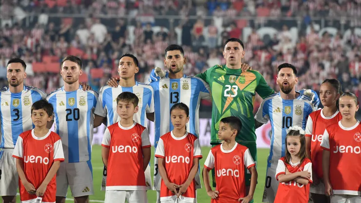 Lionel Messi, Emiliano Martínez, Cristian Romero, Nahuel Molina, Alexis Mac Allister y Nicolás Tagliafico en la Selección Argentina.
