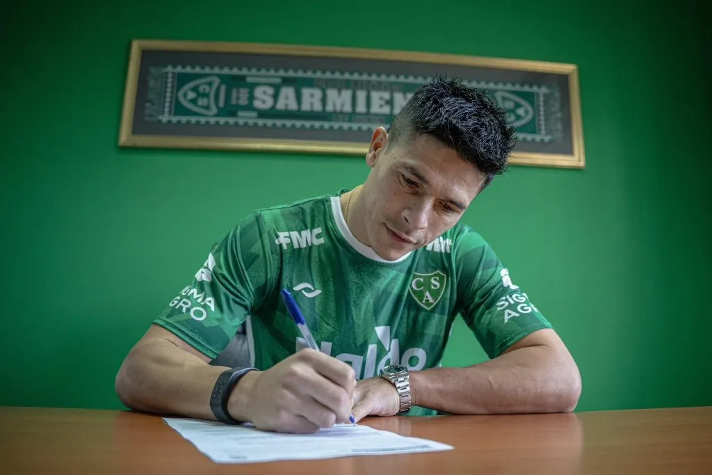 Facundo Roncaglia firmando su contrato. (Prensa Sarmiento)