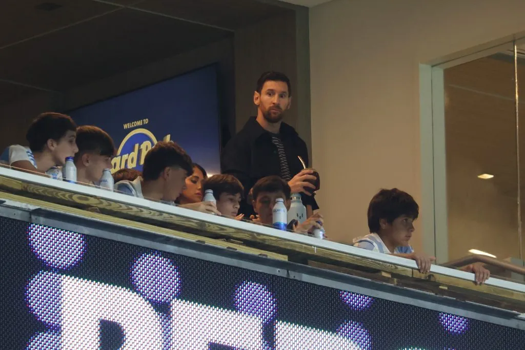 Lionel Messi junto a su familia en el duelo entre Argentina y Venezuela. (Getty Images)
